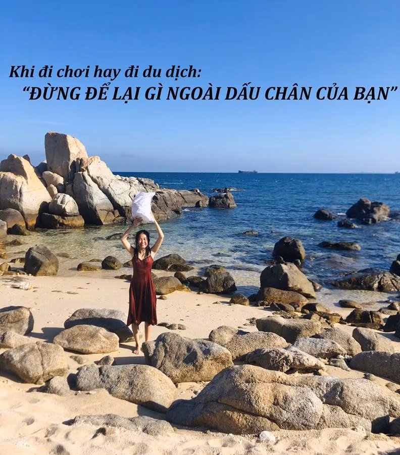 Nhím Chúm Chím nở nụ cười tươi rói sau khi dọn sạch rác ở bãi biển Cà Ná, Ninh Thuận.