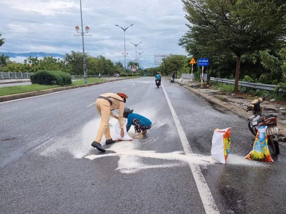 Cán bộ chiến sĩ CSGT giúp đỡ người dân.