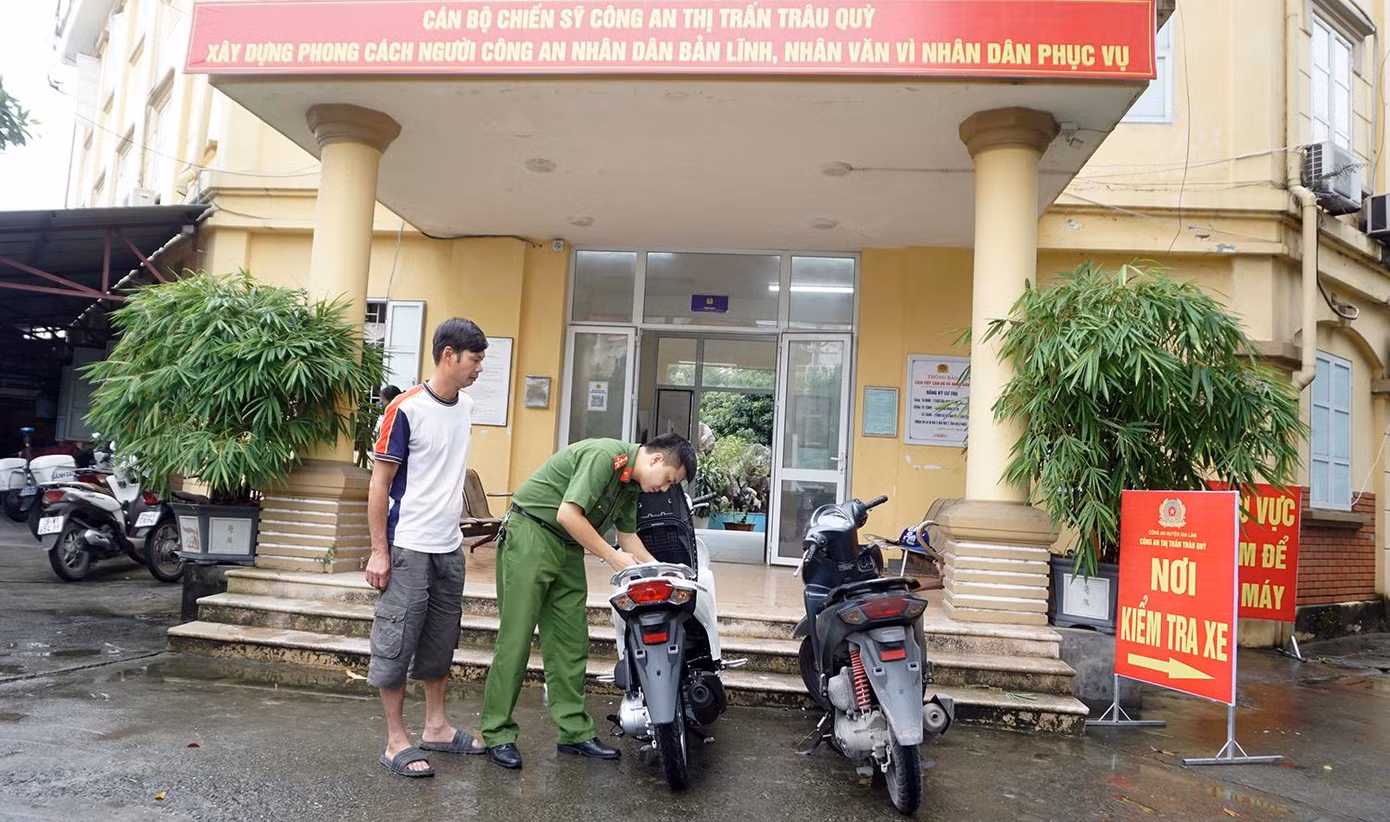Người dân đến đăng ký xe máy tại Công an TT Trâu Quỳ, Gia Lâm. Ảnh: Thanh Hà