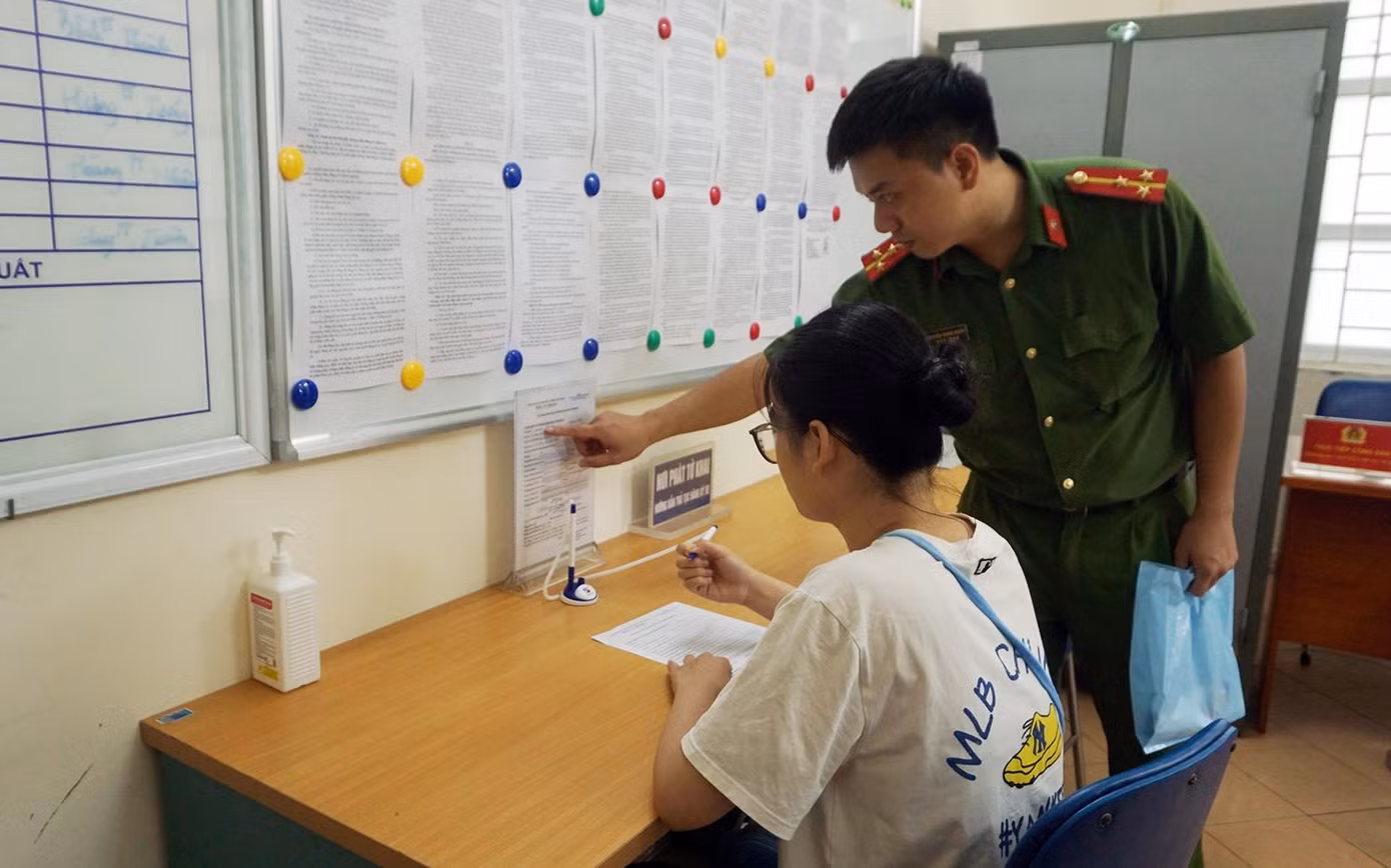 Cán bộ chiến sĩ hướng dẫn công dân điền tờ khai. Ảnh: Thanh Hà