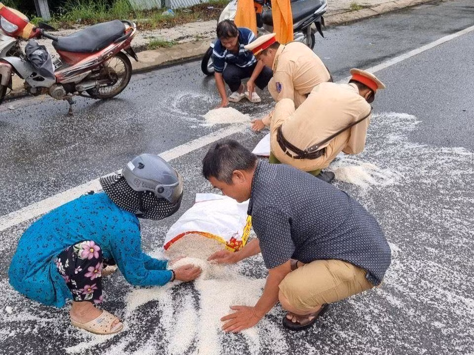 CSGT cùng người dân thu gom giúp người phụ nữ.
