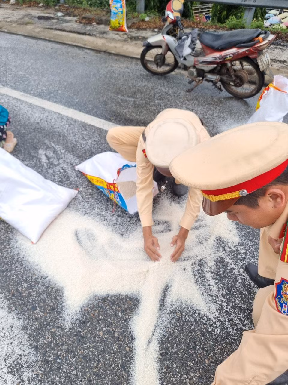 Số lượng lớn gạo bị đổ ra đường.