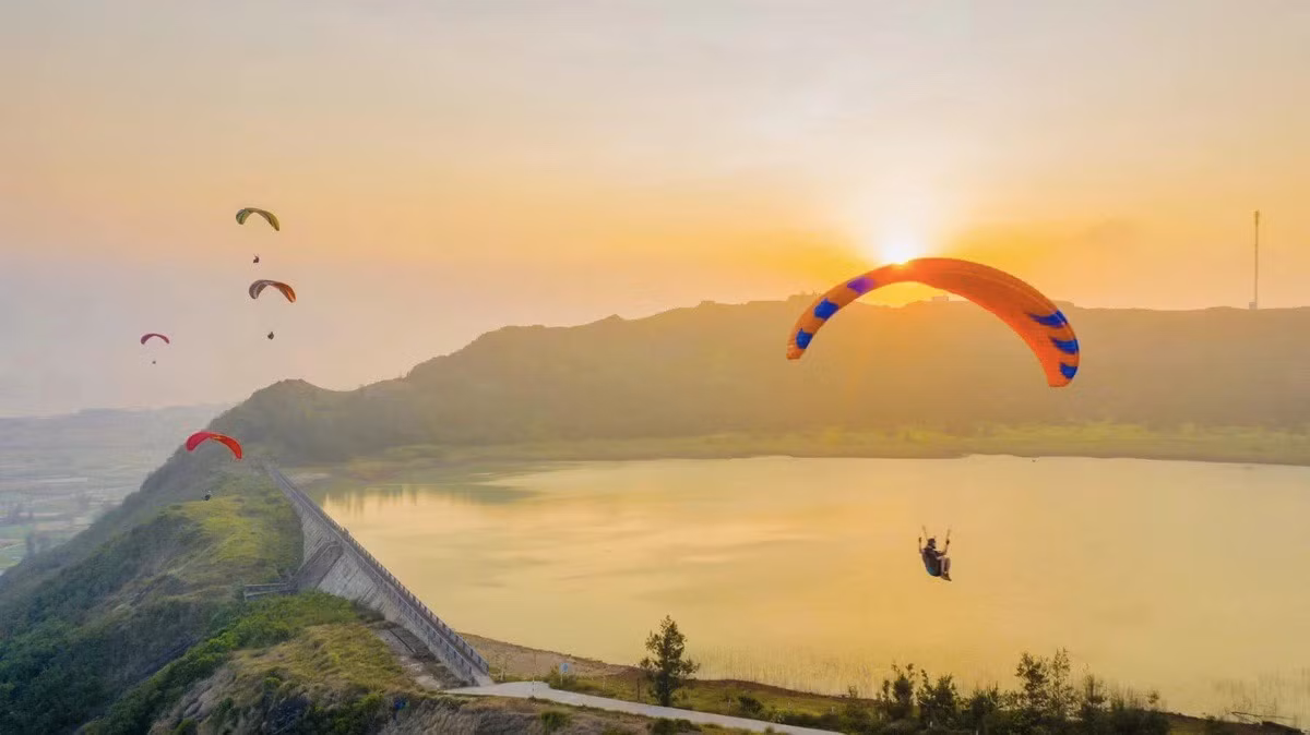 Bay dù lượn trên đỉnh Thới Lới.