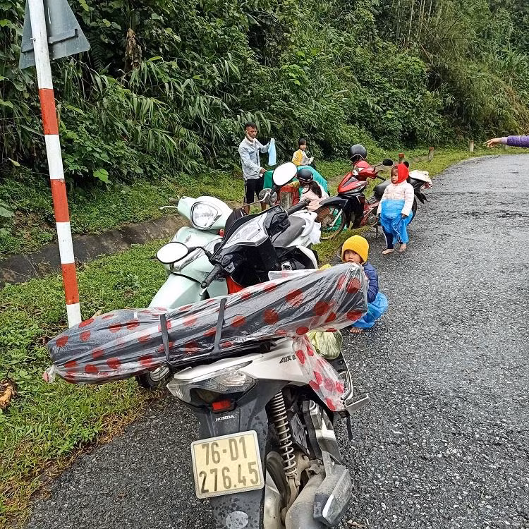 Tại khu vực sản phụ sinh con là tuyến đường núi thường xuyên xảy ra sạt lở vào mỗi mùa mưa bão và có rất ít người qua lại.