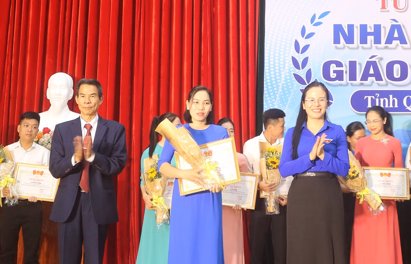 Chị Hồ Thị Thu Thanh - Phó Bí thư Tỉnh Đoàn Quảng Ngãi trao bằng khen của Tỉnh Đoàn và tặng hoa chúc mừng các nhà giáo trẻ tiêu biểu.