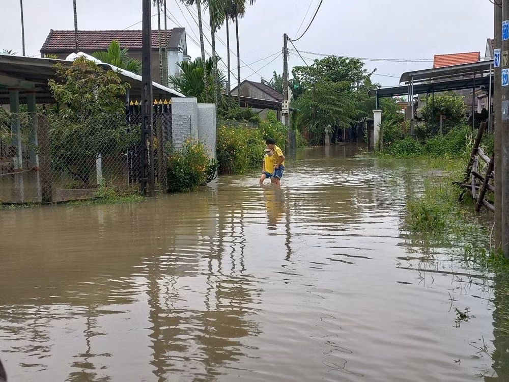 Theo thống kê sơ bộ, toàn tỉnh Quảng Ngãi có 1.995 nhà dân bị ngập lũ. Trong đó, huyện Nghĩa Hành bị ngập lụt nặng nhất với 1.882 nhà và thị xã Đức Phổ 113 nhà. Để đảm bảo an toàn tính mạng cho người dân, các địa phương tại tỉnh Quảng Ngãi đã tổ chức di dời, sơ tán 400 hộ với 1.094 khẩu trong vùng có bị ngập lụt và vùng nguy cơ sạt lở đất đến nơi an toàn.