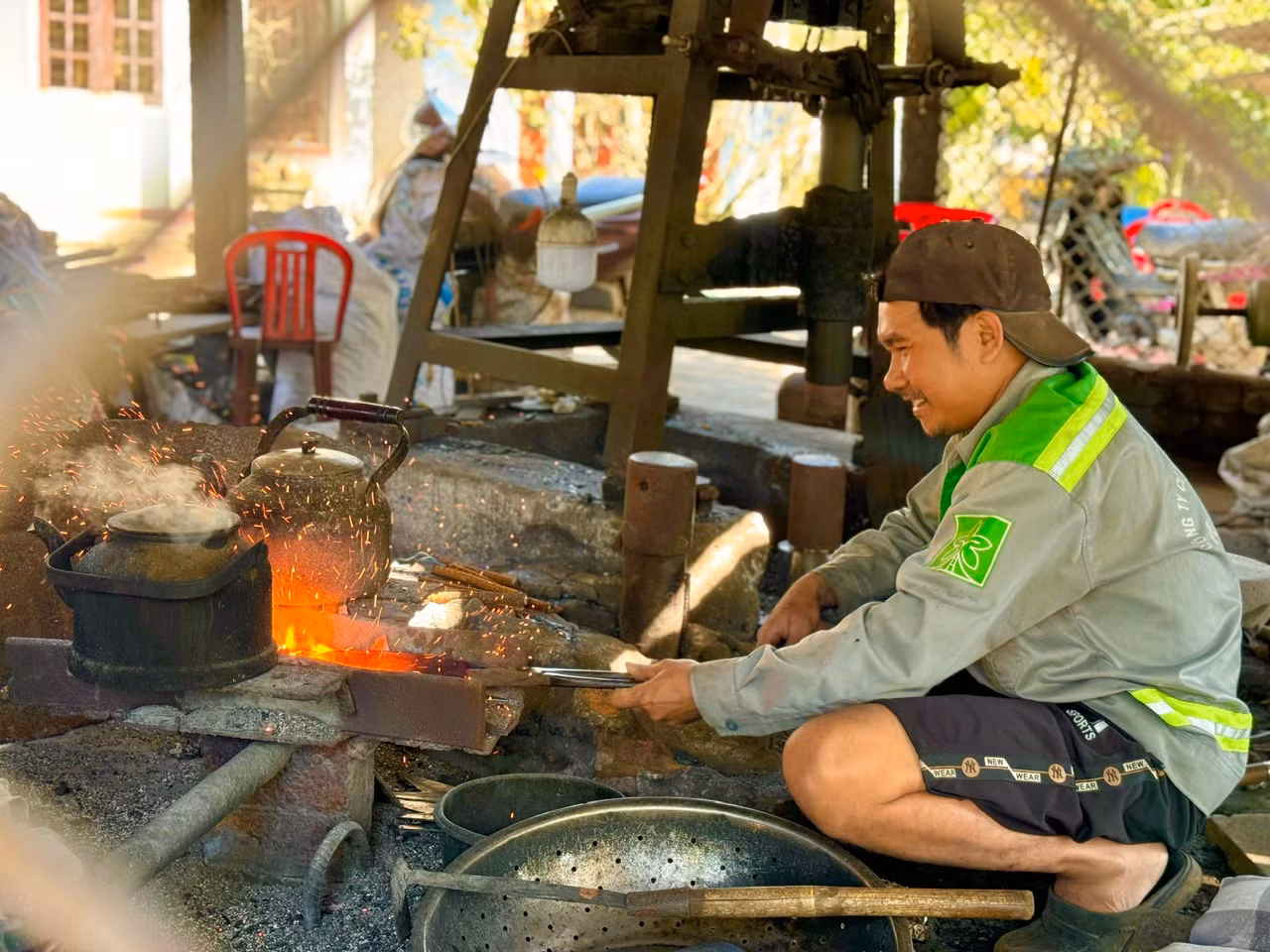 Anh Nhan Văn Thân (trú ở thôn Minh Khánh, xã Tịnh Minh) cho hay, so với nhiều nghề khác thì nghề này vất vả hơn và mất nhiều thời gian. Người làm nghề phải có sức khỏe dẻo dai và chịu được cái nóng của lửa, bụi bặm của khói.