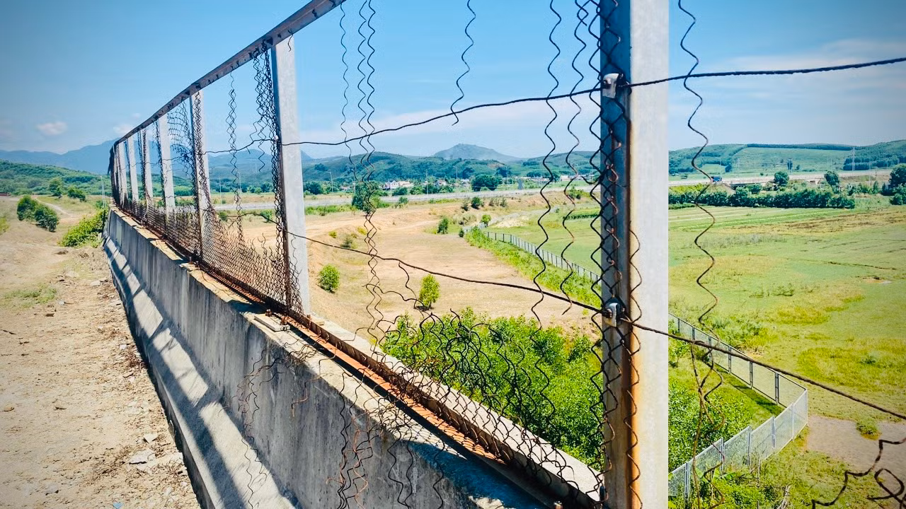 Nhiều hạng mục đã đầu tư bị bỏ hoang lâu ngày bắt đầu hư hỏng, xuống cấp nghiêm trọng, có những hạng mục công trình bị vùi lấp bởi đất đá, xói lở, cỏ cây mọc um tùm. Ảnh: Nguyễn Ngọc.
