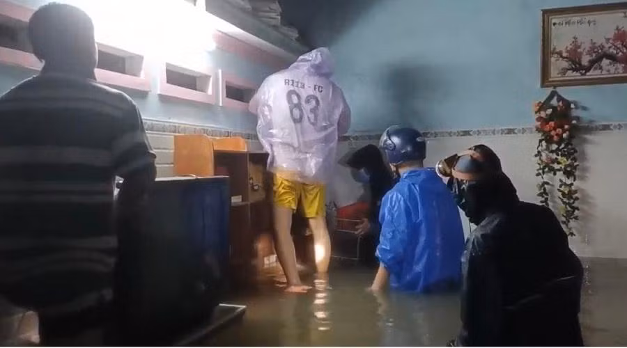 Người dân tranh thủ thu gom các vật dụng cần thiết để chạy lũ ngay trong đêm.