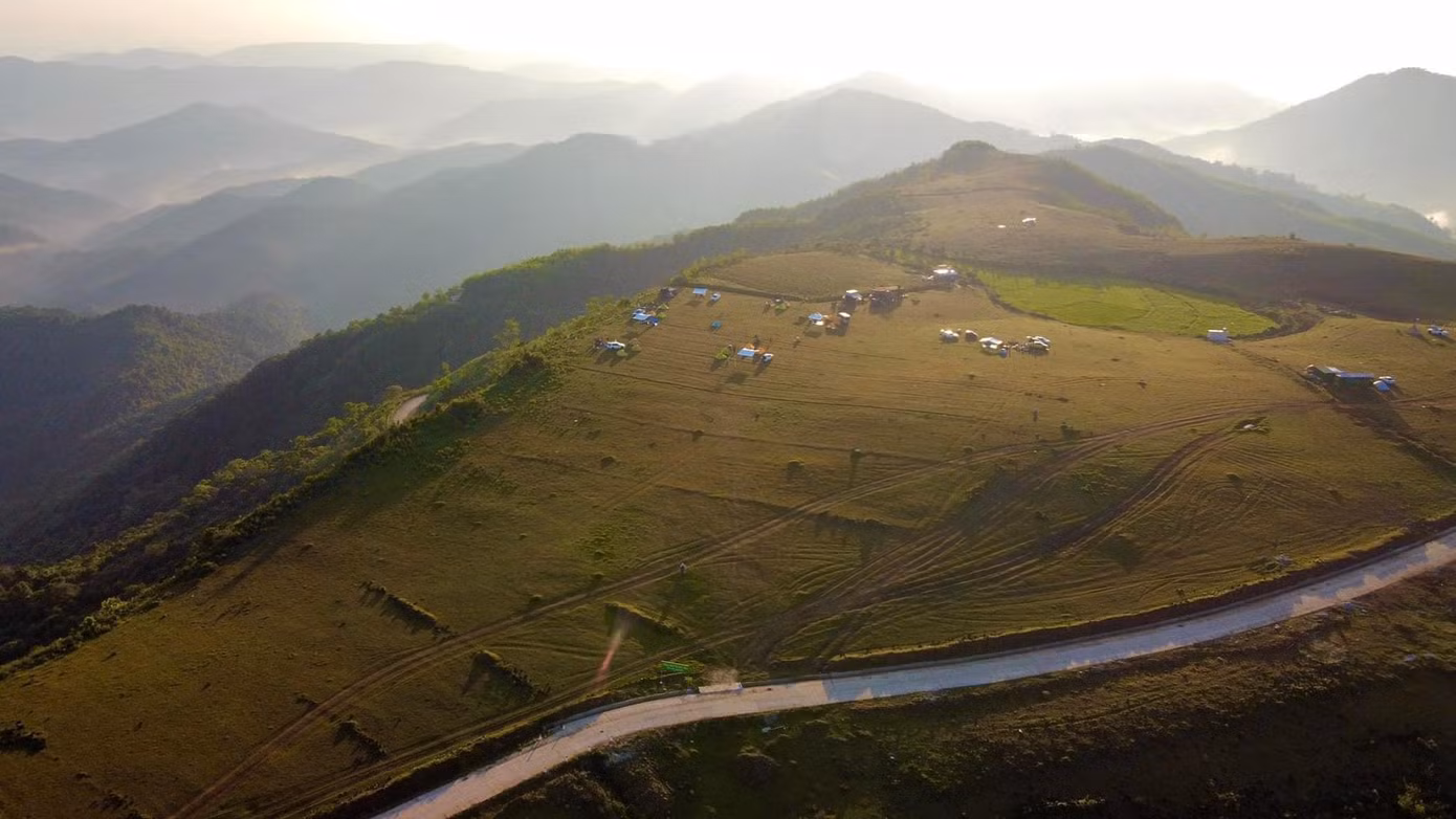 Nằm cách trung tâm TP. Quảng Ngãi (tỉnh Quảng Ngãi) khoảng 60 km về phía tây nam, Bùi Hui là một thảo nguyên mênh mông nằm trên độ cao gần 700 m so với mặt nước biển. Ảnh: GREENCAMP.