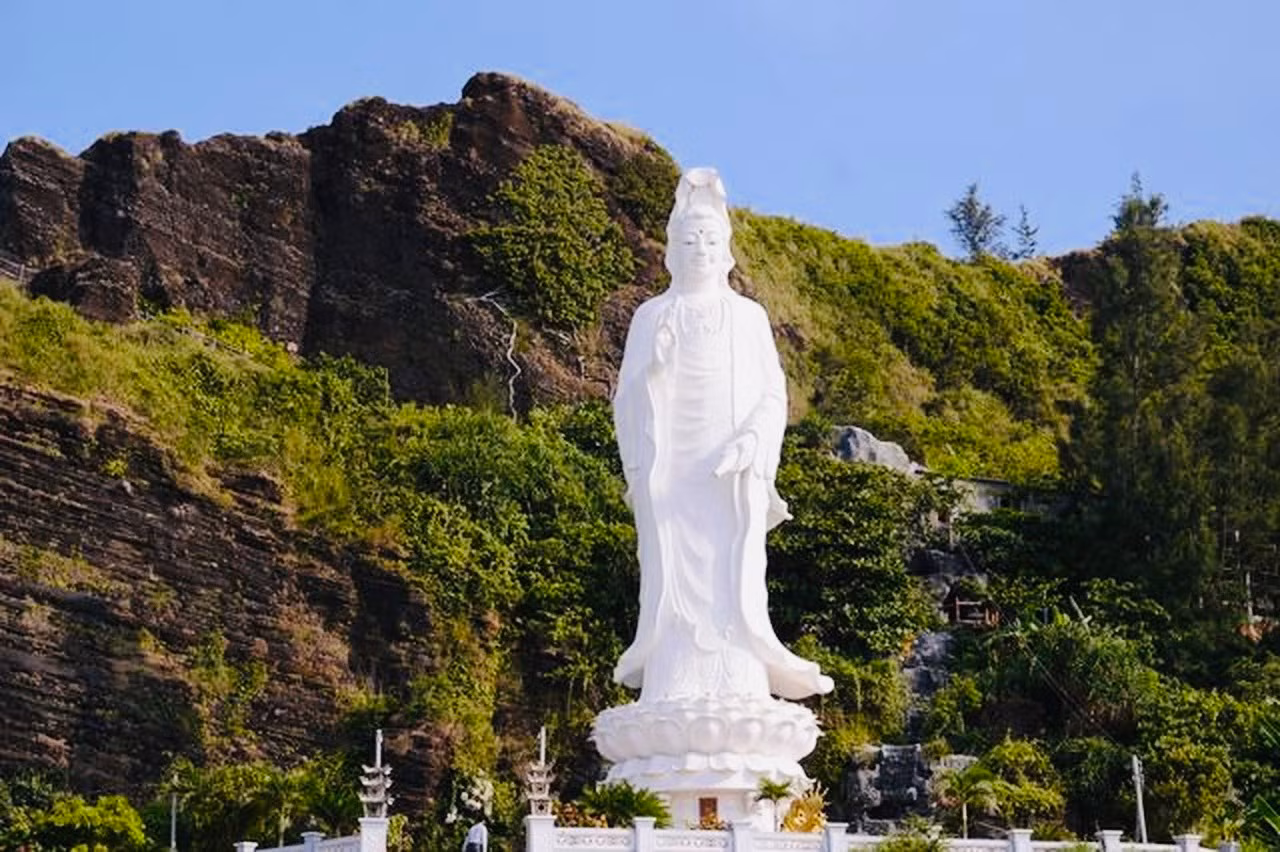 Dưới chân núi là chùa Đục với nhiều am thờ ăn sâu vào vách núi Giếng Tiền. Tại đây có tượng Quan Thế Âm cao 27 m tựa lưng vào vách núi, hướng nhìn về phía biển.