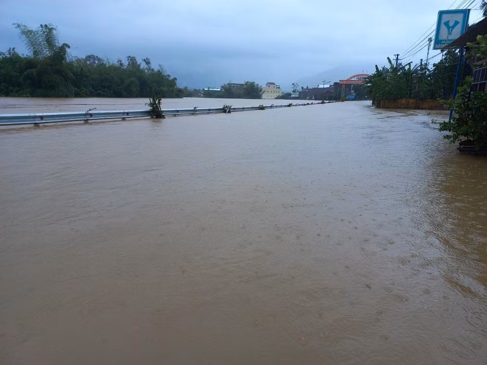 Đến chiều 11/10, trên địa bàn tỉnh Quảng Ngãi vẫn tiếp tục có mưa lớn trên diện rộng, khiến nhiều khu vực thấp trũng chìm trong biển nước, nhiều tuyến đường giao thông bị chia cắt gây cô lập. Chính quyền địa phương tiếp tục triển khai khẩn cấp các phương án ứng phó với mưa lũ.
