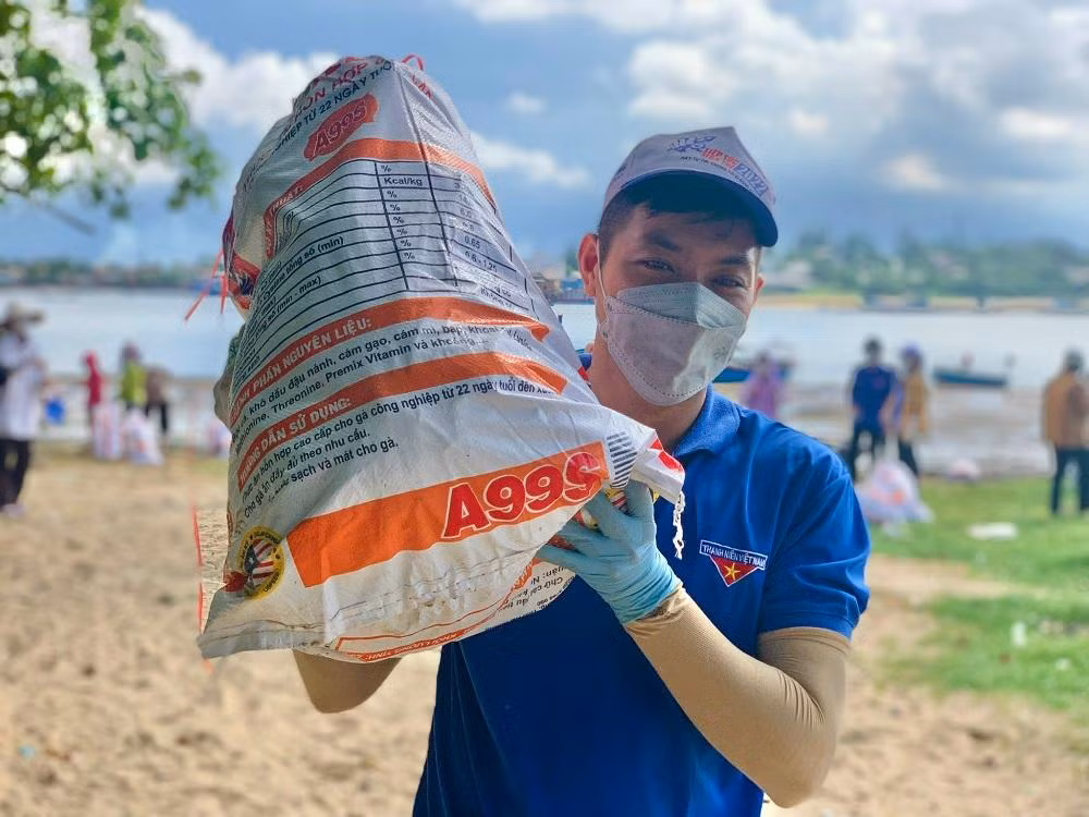 Bưng rác về điểm tập kết.