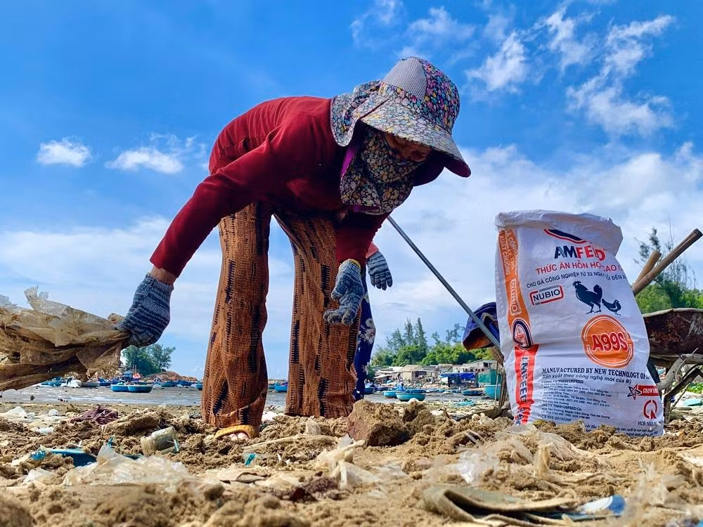 Nhiều người dân cũng tham gia dọn rác.