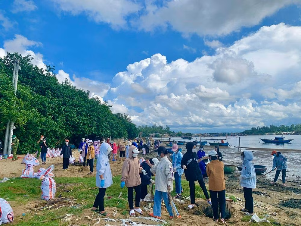 Chiều 13/7, hơn 700 đoàn viên Thanh niên, bộ đội biên phòng, cán bộ cảnh sát biển hải đoàn 23 (Bộ Tư lệnh vùng Cảnh sát biển 2), chính quyền địa phương và nhân dân trong xã ra quân thu gom rác thải dọc vùng cửa biển Sa Cần thuộc thôn Sơn Trà.