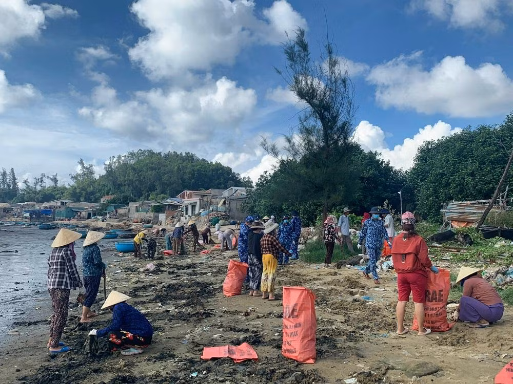 Bạn Trần Đình Phát, Đoàn viên xã Bình Đông chia sẻ, ngoài việc dọn rác còn từng bước tuyên truyền cho bà con về cách thức phân loại rác tại nguồn, tìm hướng thu gom xử lý rác, tận dụng tối đa lợi ích từ rác như làm phân hữu cơ, thu gom rác tái sử dụng