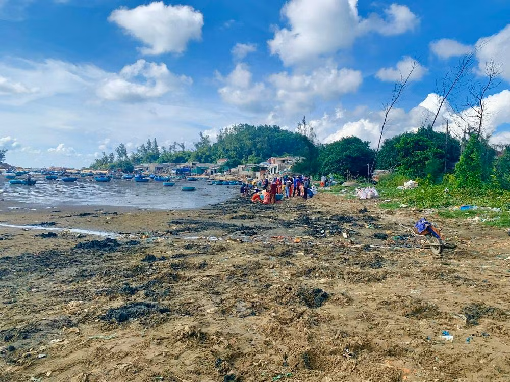 “Nếu vẫn không có chuyển biến, chúng tôi sẽ lắp đặt camera để giám sát, ghi lại các hình ảnh vi phạm, vứt rác bừa bãi, không đúng nơi quy định và có hình thức xử phạt chính đáng. Đồng thời chính quyền sẽ biểu dương, khen thưởng những cá nhân phát hiện được trường hợp người dân vứt rác không đúng nơi quy định”, ông Oanh nói thêm.
