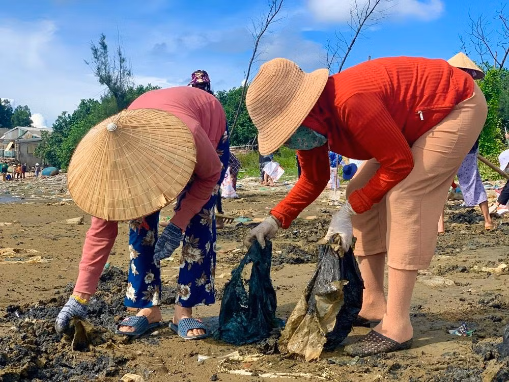 “Cần đẩy mạnh các biện pháp tuyên truyền để nâng cao nhận thức của người dân, tiếp tục truyền đạt, hướng dẫn phân loại rác thải để người dân bỏ vào đúng những nơi quy định, gắn camera theo dõi. Cùng với đó cần có biện pháp xử phạt hợp lý đối với các trường hợp cố tình xả rác thải không đúng quy định ra môi trường sống xung quanh và các bãi biển”, Phát nói thêm.