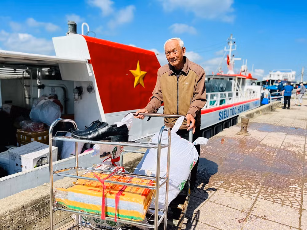 “Theo dự báo Trung tâm Khí tượng thủy văn thì khả năng tàu chỉ chạy từ 11/1 đến ngày 15/1 (tức chủ nhật, 24 tháng chạp âm lịch) vì thời tiết diễn biến xấu khiến nhiều khả năng tàu không thể hoạt động sau thời gian này. Do vậy, tỉnh Quảng Ngãi có phương án đưa người dân về đảo vào ngày 21/1 (tức 30 tháng chạp âm lịch)”, ông Chức thông tin thêm.