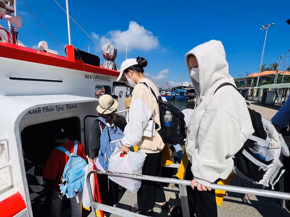 Đảo Lý Sơn cách đất liền khoảng 15 hải lý. Cách duy nhất để ra đảo Lý Sơn là đi tàu siêu tốc từ cảng Sa Kỳ (xã Bình Châu, tỉnh Quảng Ngãi). Đảo Lý Sơn thường xuyên bị cô lập, khi thời tiết diễn biến xấu, tàu thuyền không thể hoạt động.