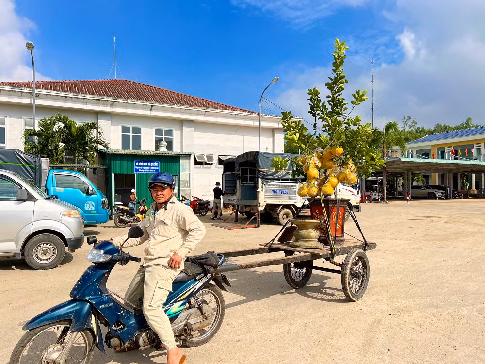 So với mọi năm, lượng hành khách ra đảo giảm đáng kể. Một phần là do biển động liên tục, bên cạnh đó nhu cầu đi lại của người dân giảm đi rất nhiều, trung bình mỗi ngày chỉ có trên dưới 500 khách đi ra đảo.