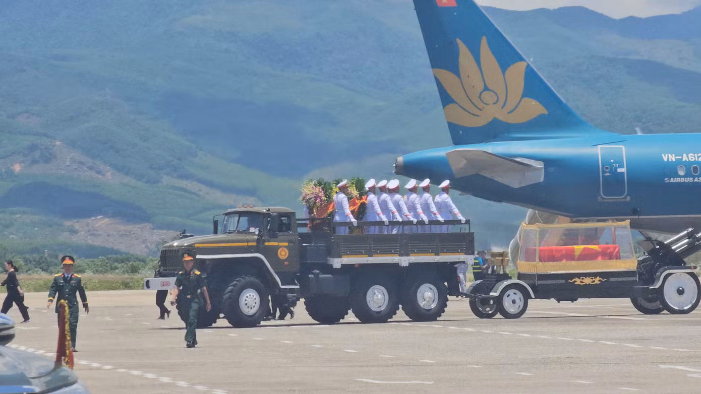 Ngay khi máy bay đưa linh cữu nguyên Chủ tịch nước Trần Đức Lương hạ cánh xuống sân bay Chu Lai, lực lượng phục vụ tang lễ đã nhanh chóng vào vị trí để đưa linh cữu di chuyển về nơi an nghỉ ở quê nhà xã Phổ Khánh (thị xã Đức Phổ, tỉnh Quảng Ngãi).