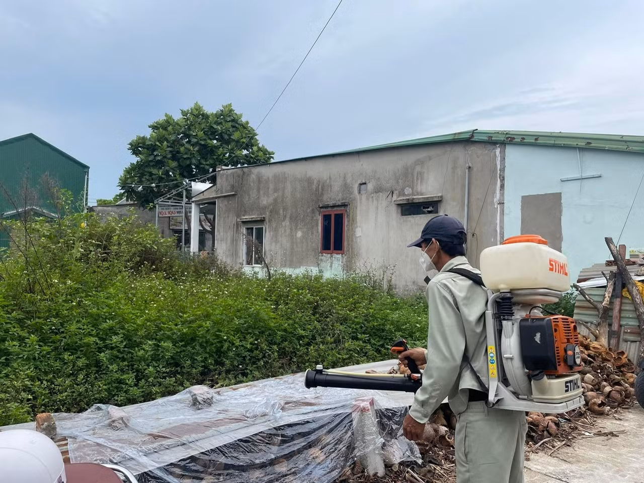 Phun hóa chất khử khuẩn phòng bệnh ho gà lây lan.