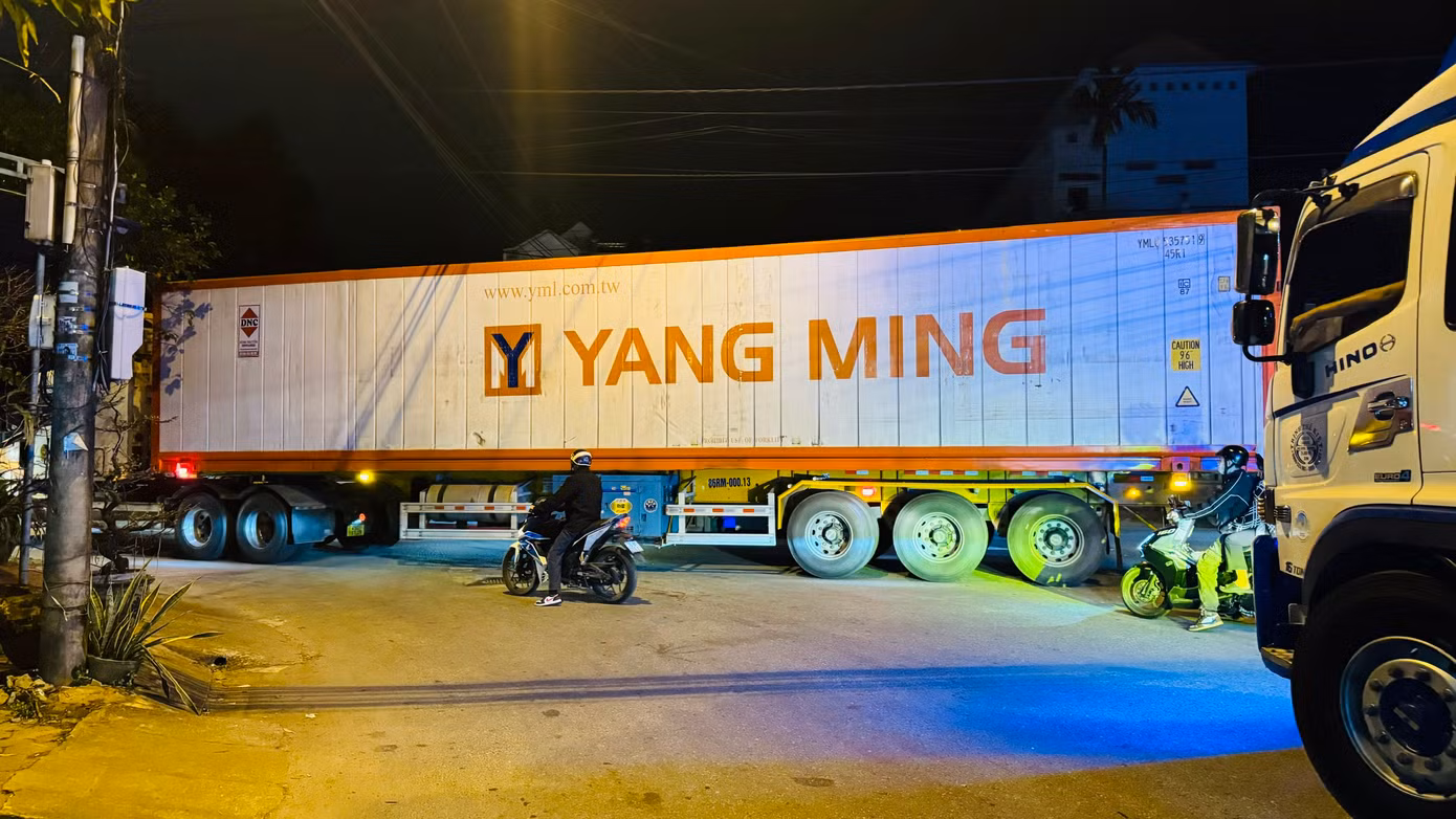 Ghi nhận của PV, 1h sáng ngày 28/1 (tức 29 tháng Chạp) không khí tại chợ đầu mối nông sản TP. Quảng Ngãi (tỉnh Quảng Ngãi) vô cùng nhộn nhịp. Càng về khuya lượng phương tiện chở hàng hóa, như trái cây, hoa, rau củ… đổ về càng đông. Ảnh: Nguyễn Ngọc