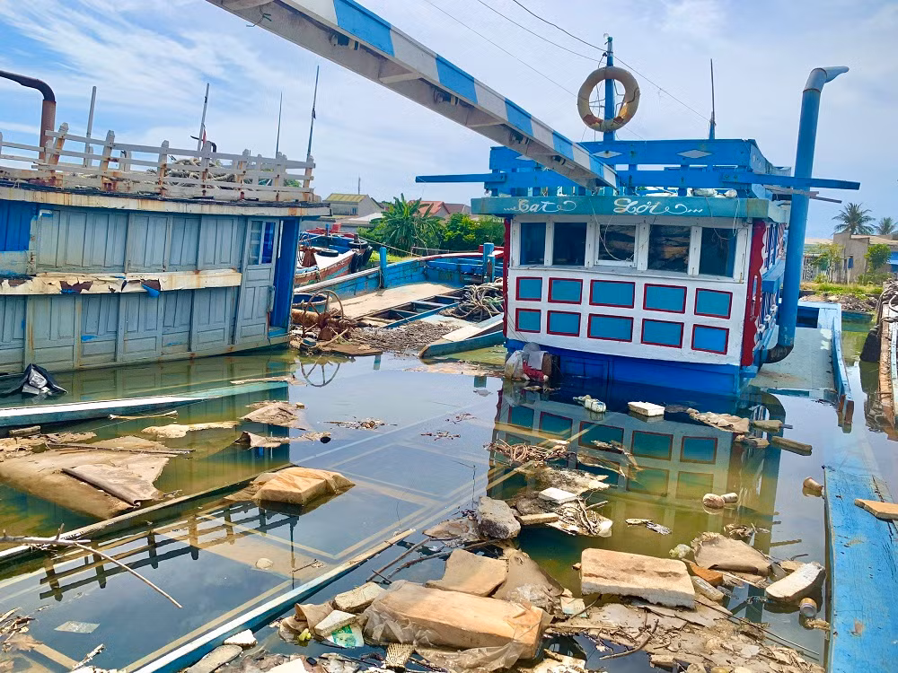 Nguyên nhân chính là do các chủ tàu làm ăn thua lỗ, vướng nợ ngân hàng vì vay đóng tàu mới.