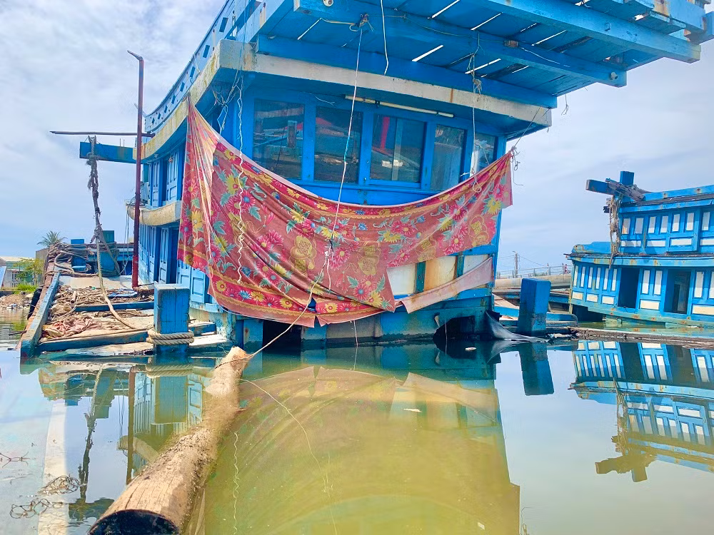 Sau thời gian dài neo đậu, những tàu cá tiền tỷ bắt đầu hư hỏng rồi chìm xuống sông Phú Thọ.