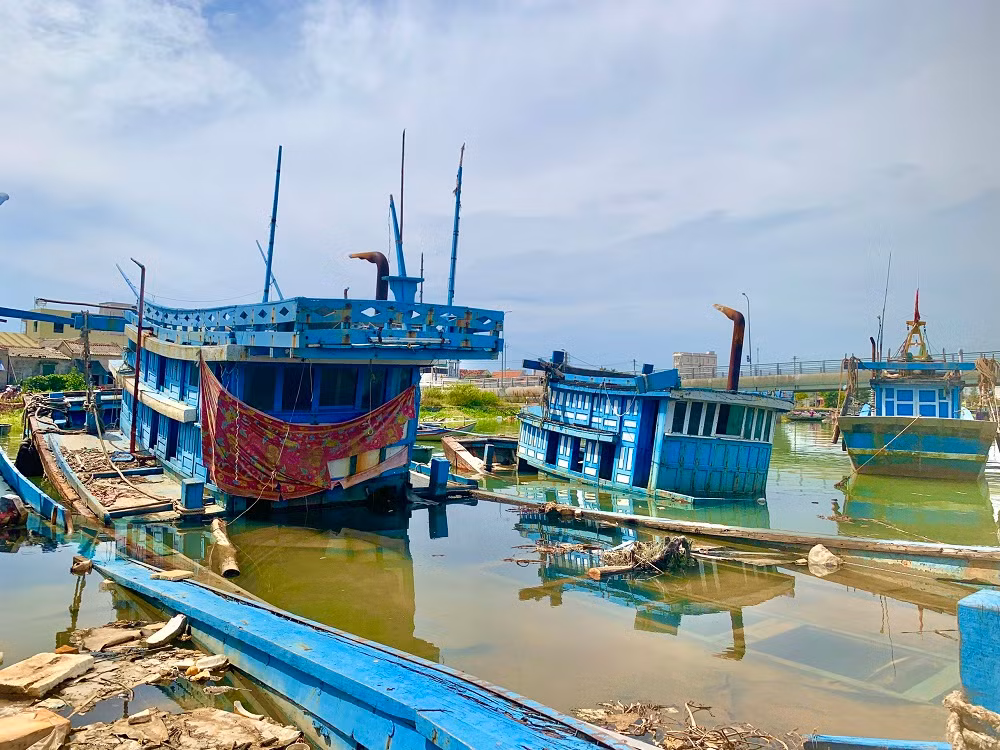 Đa phần số tàu cá bị bỏ, chìm tại cửa sông Phú Này đều là của ngư dân xã Nghĩa Phú và Nghĩa An, TP Quảng Ngãi.