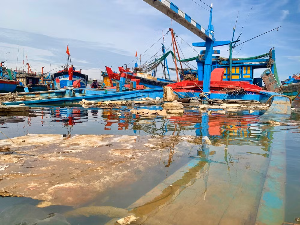 Những con tàu "ẩn mình" dưới mặt nước vô tình trở thành cái “bẫy” đối với những tàu cá khác khi ra vào cửa sông Phú Thọ