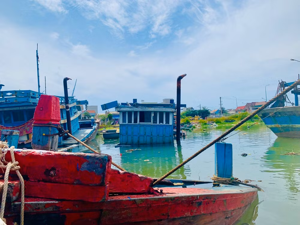 Sau thời gian dài neo đậu, những tàu cá tiền tỷ bắt đầu hư hỏng rồi chìm xuống sông Phú Thọ.
