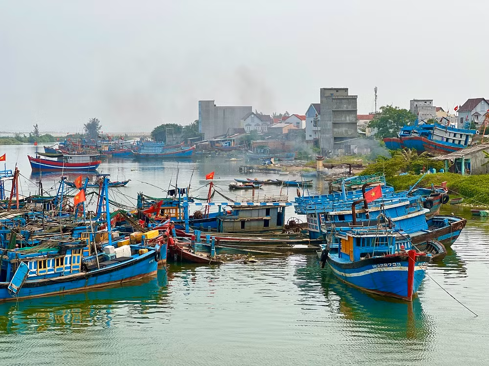 Sau thời gian dài neo đậu, những tàu cá tiền tỷ bắt đầu hư hỏng rồi chìm xuống sông Phú Thọ.