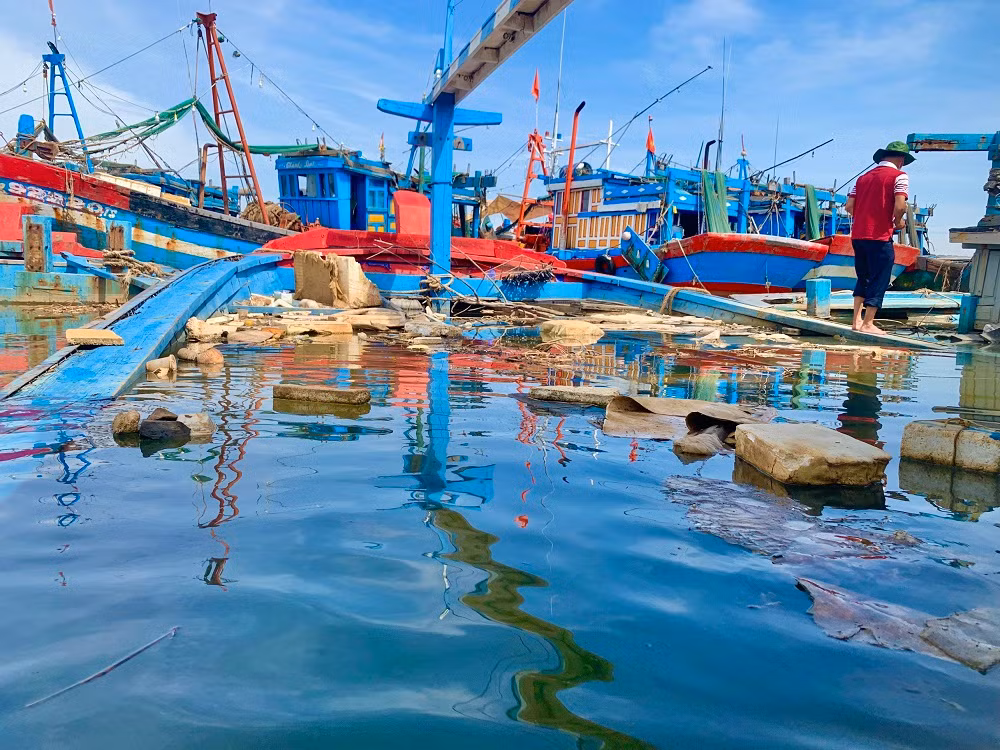 Những con tàu "ẩn mình" dưới mặt nước vô tình trở thành cái “bẫy” đối với những tàu cá khác khi ra vào cửa sông Phú Thọ