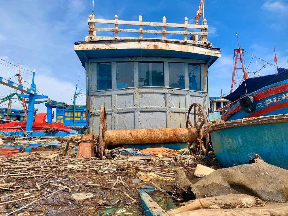 Những con tàu "ẩn mình" dưới mặt nước vô tình trở thành cái “bẫy” đối với những tàu cá khác khi ra vào cửa sông Phú Thọ