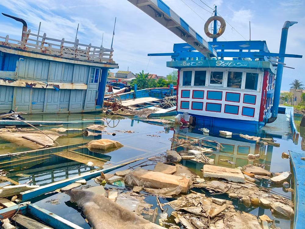 Đa phần số tàu cá bị bỏ, chìm tại cửa sông Phú Này đều là của ngư dân xã Nghĩa Phú và Nghĩa An, TP Quảng Ngãi.