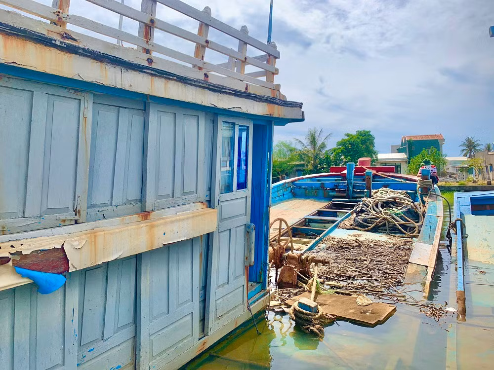 Những con tàu "ẩn mình" dưới mặt nước vô tình trở thành cái “bẫy” đối với những tàu cá khác khi ra vào cửa sông Phú Thọ