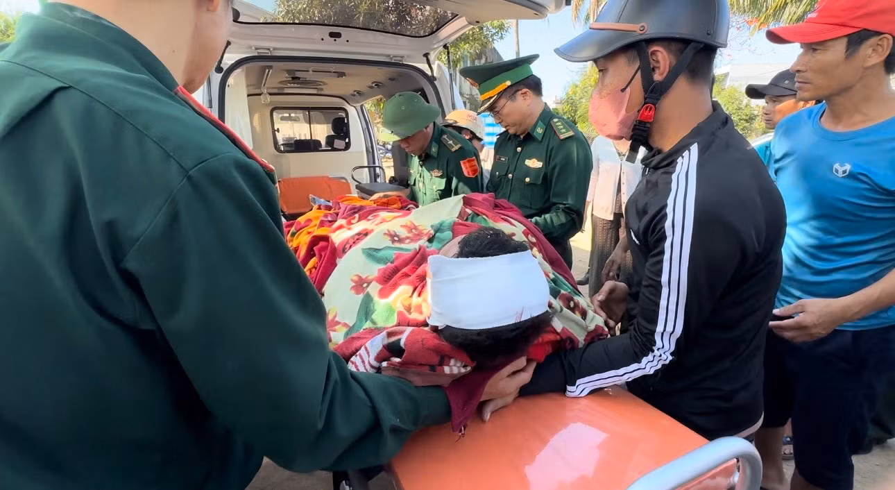 Lực lượng chức năng đưa ngư dân cấp cứu.