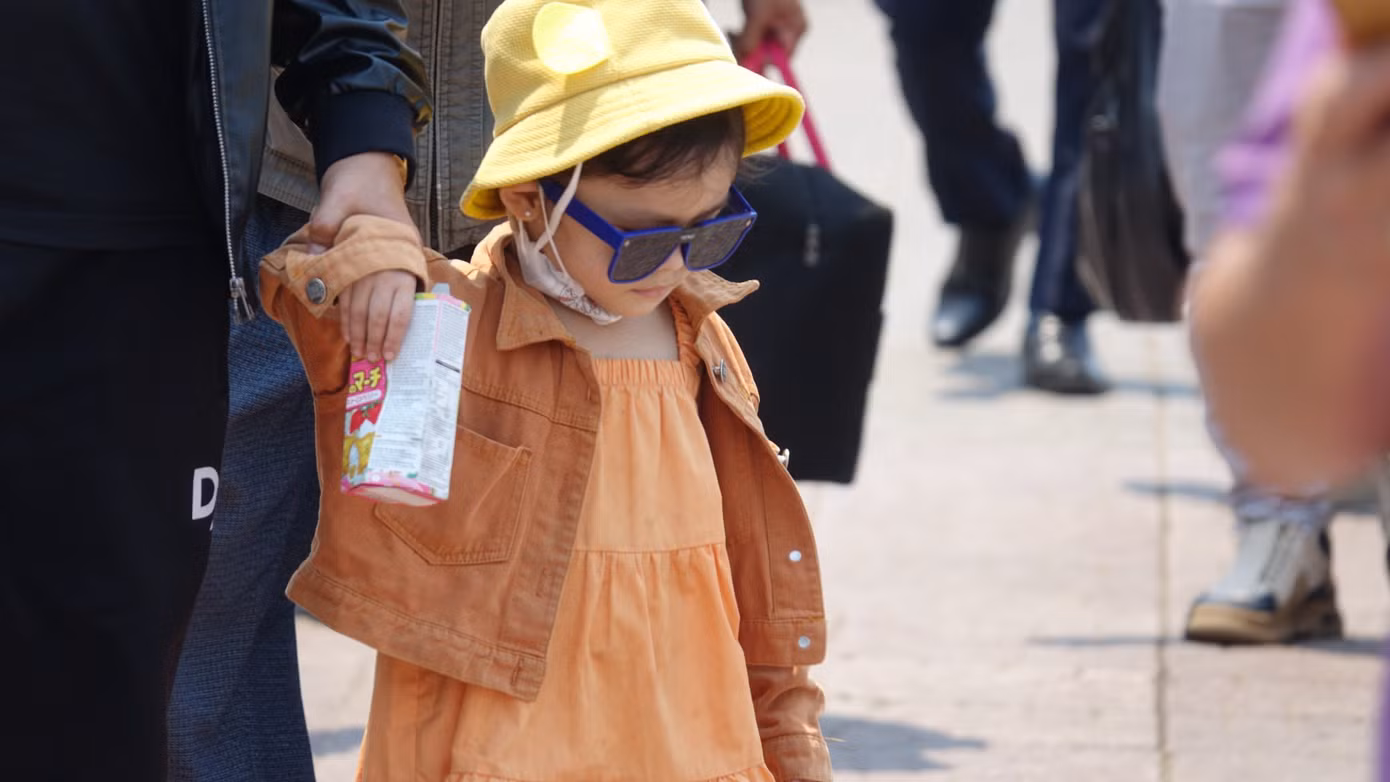 Có nhiều em nhỏ theo bố mẹ ra đảo Lý Sơn trong kỳ nghỉ lễ dài ngày này. Ảnh: Nguyễn Ngọc.
