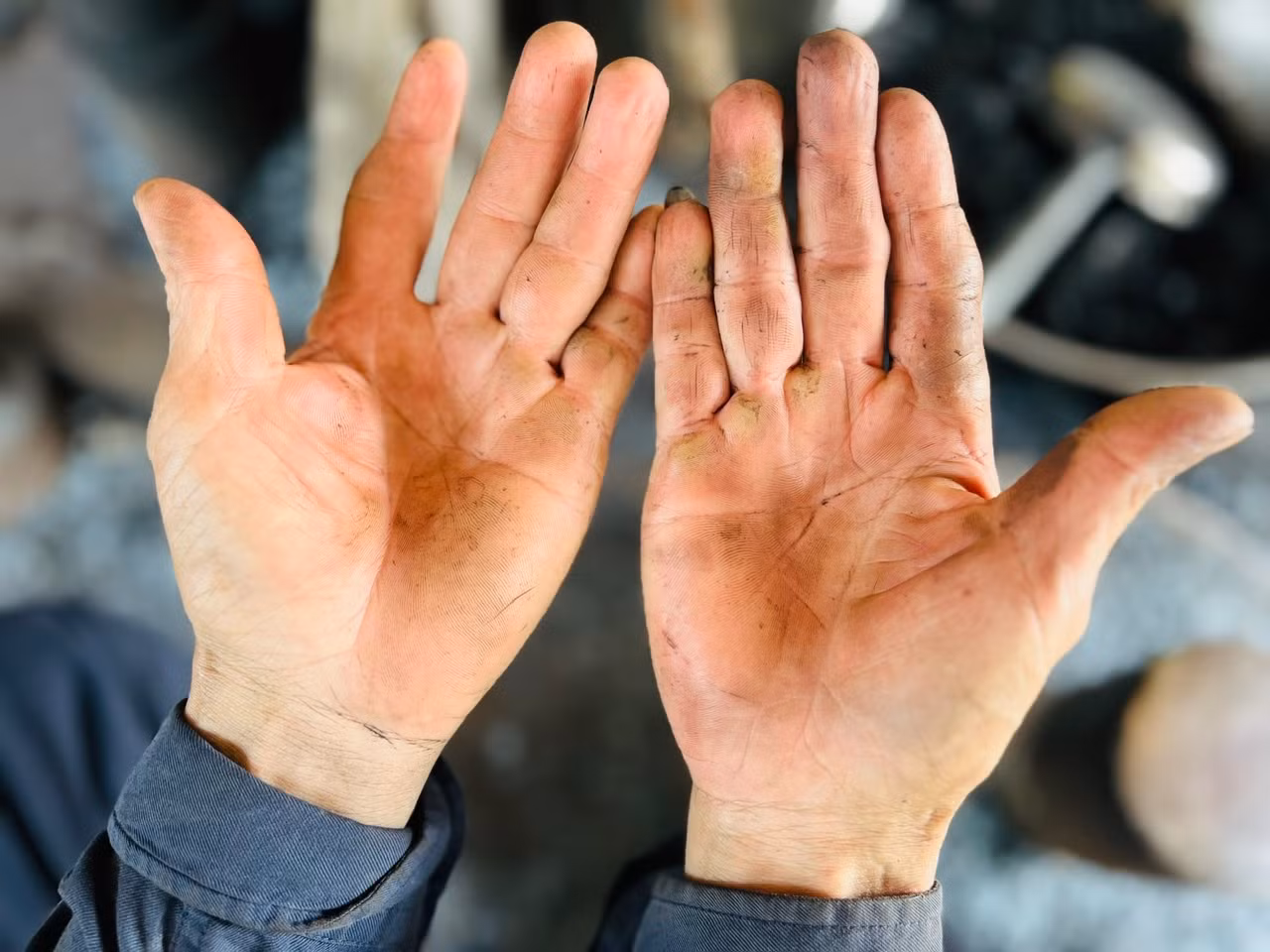 Bàn tay chai sần của một người thợ rèn.