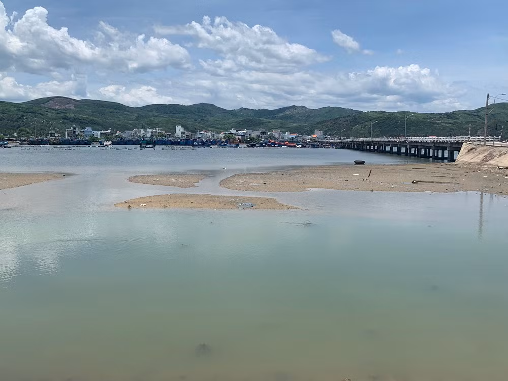 Vị trí bãi rác đầu chân cầu nối đầm nước mặn Sa Huỳnh tạm thời không còn rác thải.