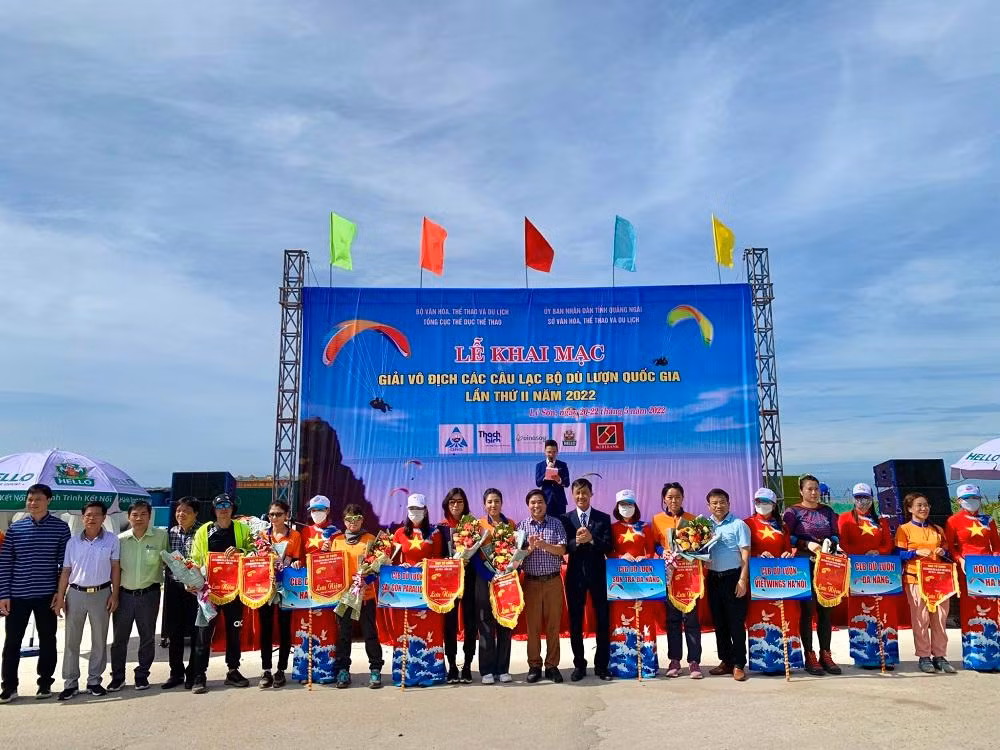 Khai mạc Giải vô địch Các câu lạc bộ dù lượn Quốc gia lần thứ 2 tại đảo Lý Sơn (Quảng Ngãi). Ảnh: Nguyễn Ngọc Khai mạc Giải vô địch Các câu lạc bộ dù lượn Quốc gia lần thứ 2 tại đảo Lý Sơn (Quảng Ngãi). Ảnh: Nguyễn Ngọc