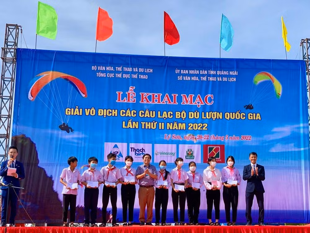 Tặng quà cho học sinh có hoàn cảnh khó khăn tại huyện Lý Sơn. Ảnh: Nguyễn Ngọc Tặng quà cho học sinh có hoàn cảnh khó khăn tại huyện Lý Sơn. Ảnh: Nguyễn Ngọc