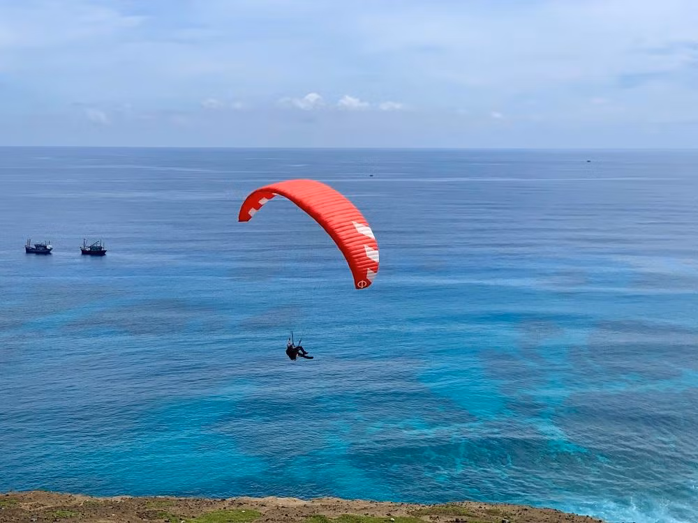 Địa hình của Lý Sơn là nơi lý tưởng để tổ chức sự kiện bay dù lượn. Ảnh: Nguyễn Ngọc