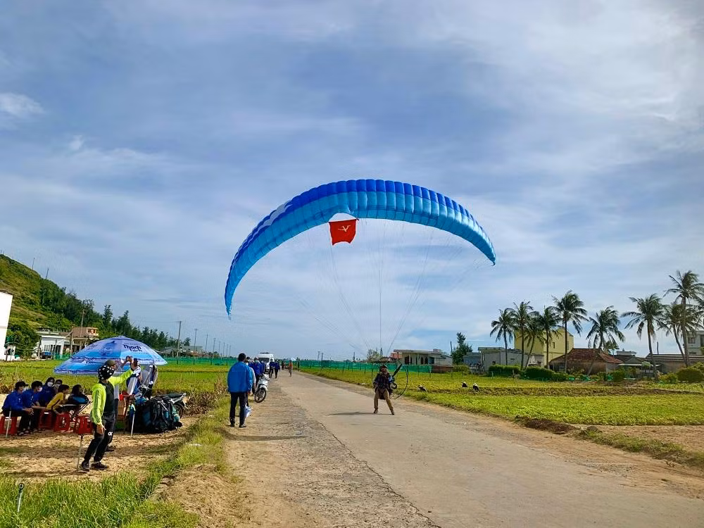 Các vận động viên bay biểu diễn trong lễ khai mạc. Ảnh: Nguyễn Ngọc Các vận động viên bay biểu diễn trong lễ khai mạc. Ảnh: Nguyễn Ngọc
