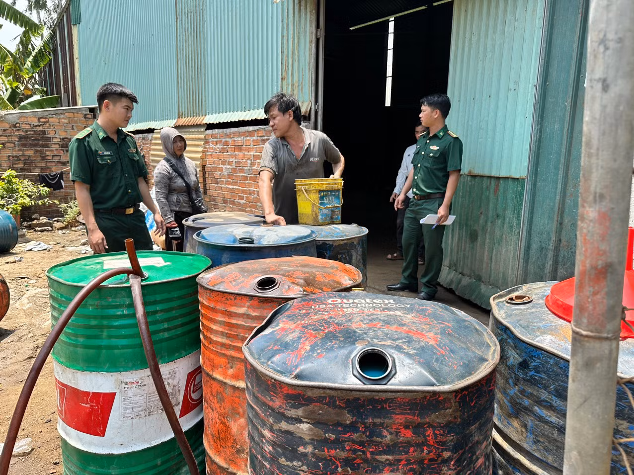 Kiểm tra kho hàng của bà Bình tại ở thôn Phú Long 1 (xã Bình Phước, huyện Bình Sơn), lực lượng chức năng phát hiện nhiều phuy sắt chứa dầu DO không có hóa đơn, chứng từ.