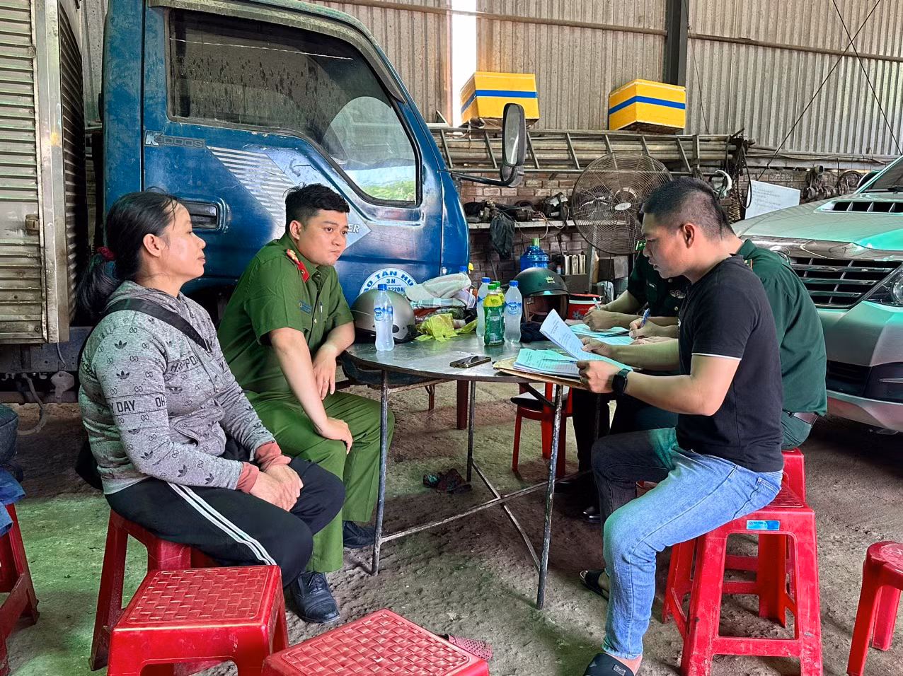Lực lượng chức năng làm việc với bà Ngô Thị Bình.