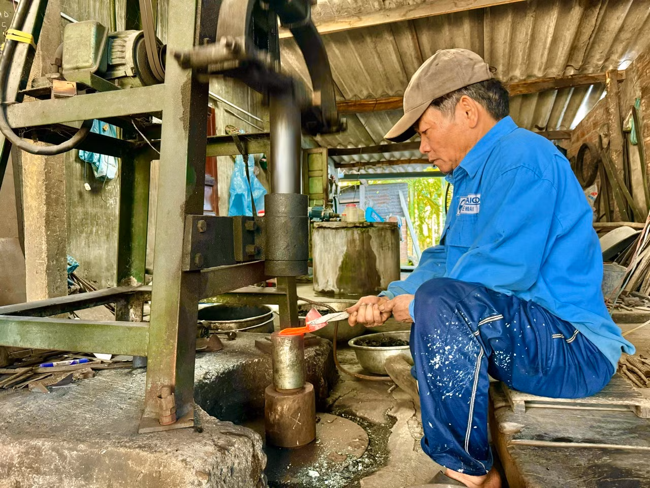 Những năm trở lại đây, hầu hết người dân làng rèn Minh Khánh chuyển dần từ làm thủ công sang máy móc. Những chiếc máy dập thép, máy mài, máy cắt... được đầu tư tạo năng suất cao hơn nhiều nên được sử dụng phổ biến.