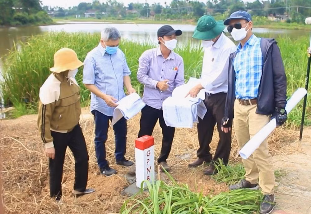 Cơ quan chức năng kiểm tra hiện trường dự án đi qua.